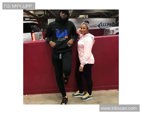 女明星与篮球明星的浪漫爱情故事揭示了娱乐圈与体育界的交汇与碰撞